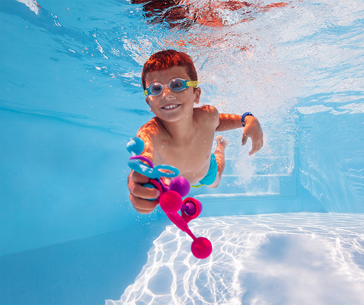 enfant nage piscine