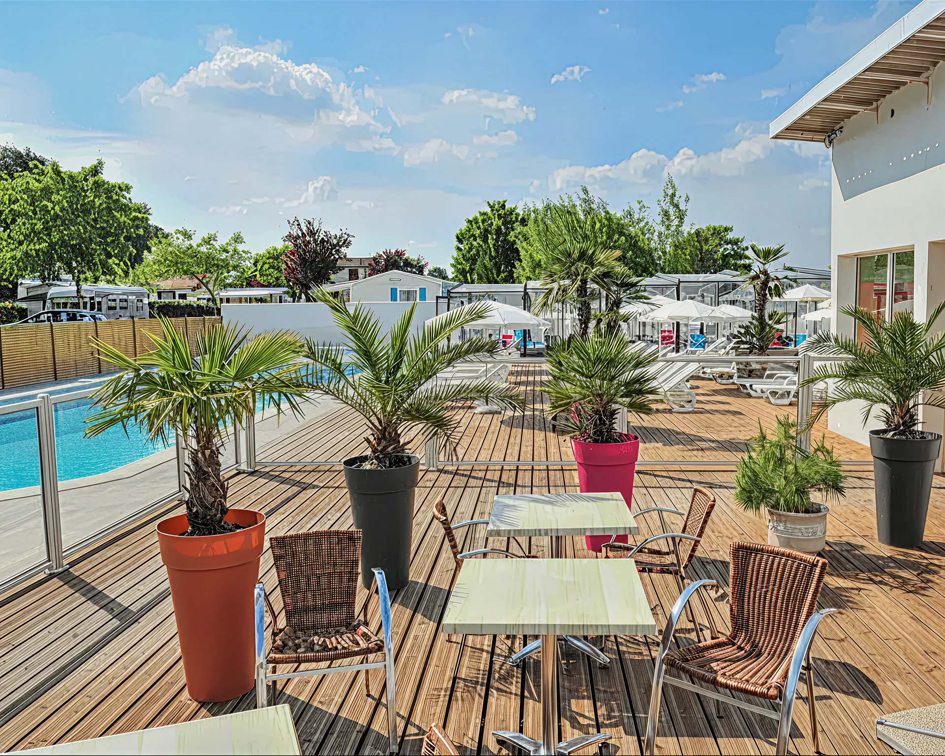 un coin restauration au bord de la piscine camping des 2 plages royan